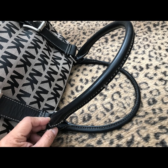 Michael Kors Tote w/ matching wallet.  PRICE FIRM - Picture 3 of 7